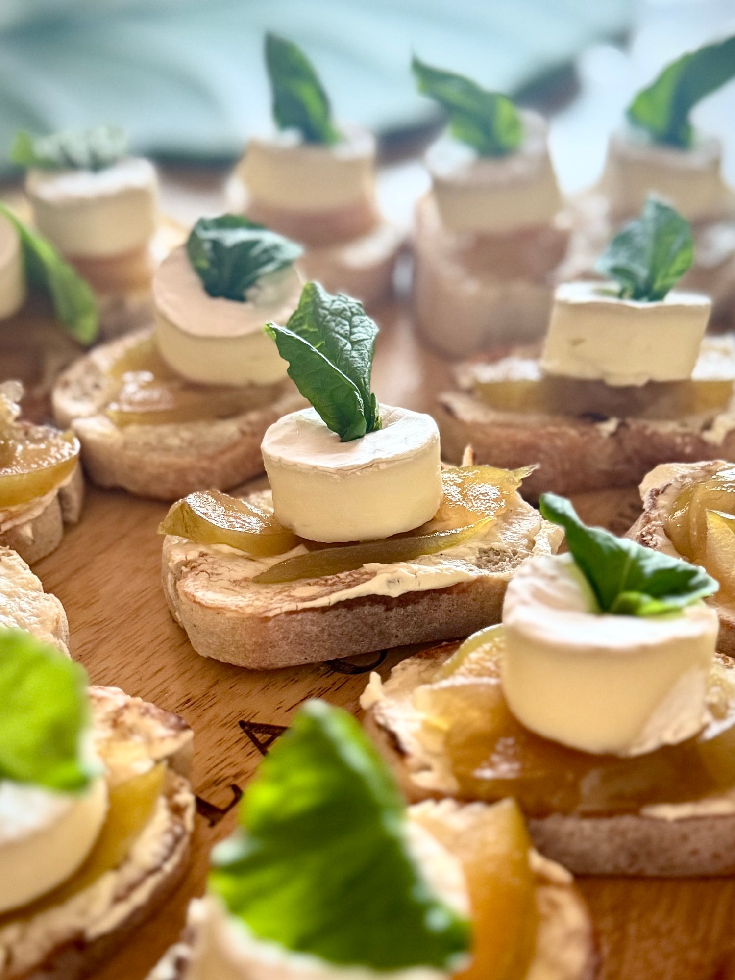 Tapa de queso Brie con manzana