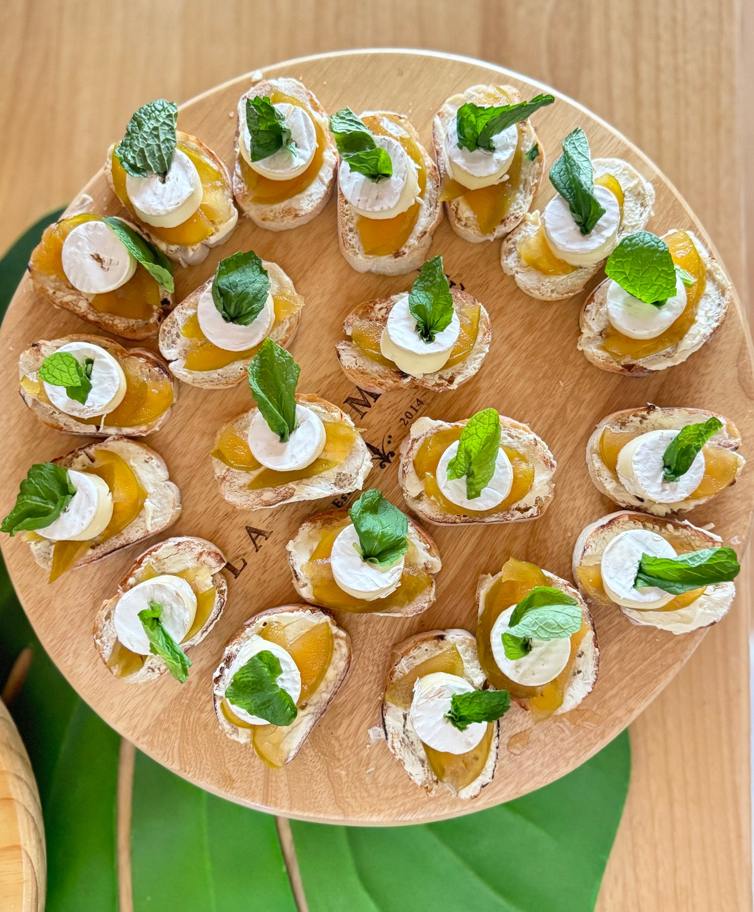 Tapa de queso Brie con manzana