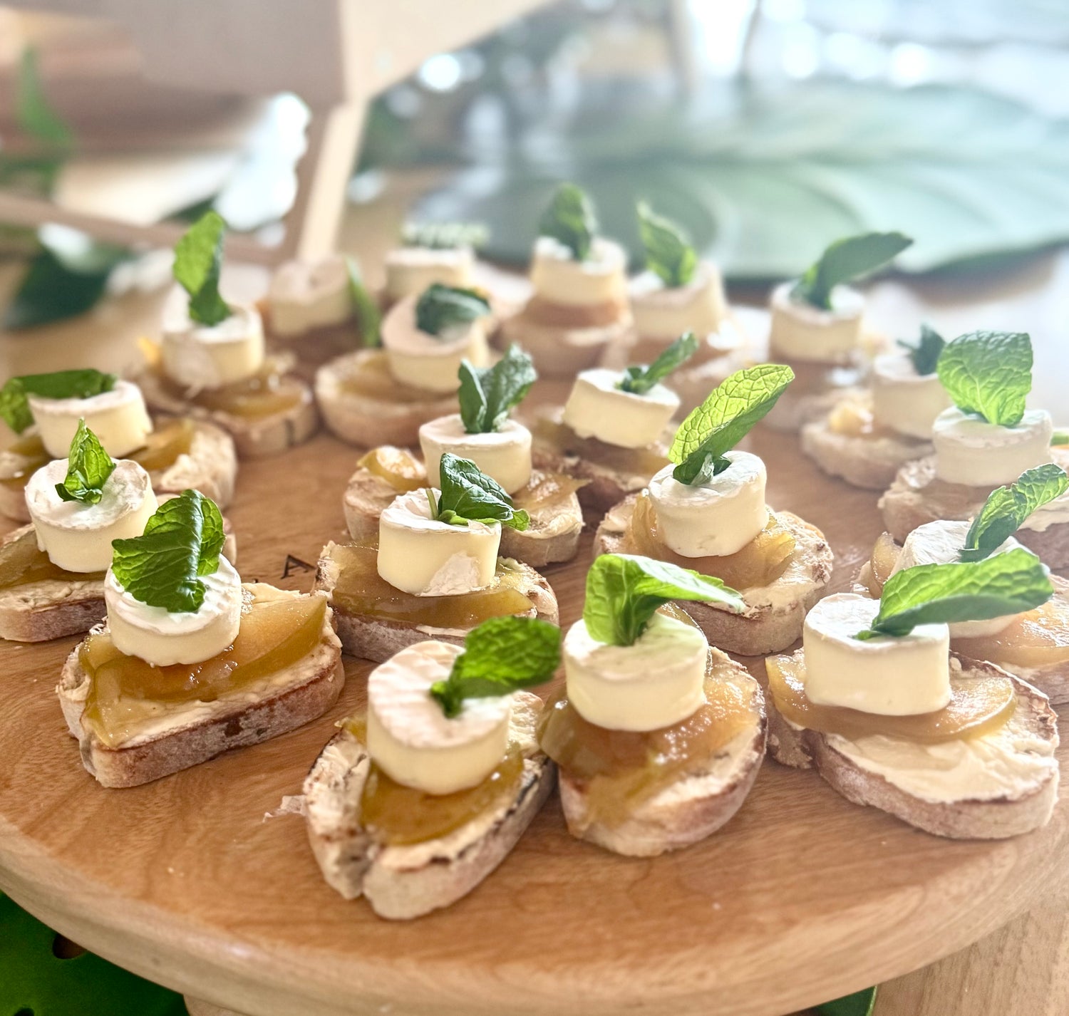 Tapa de queso Brie con manzana