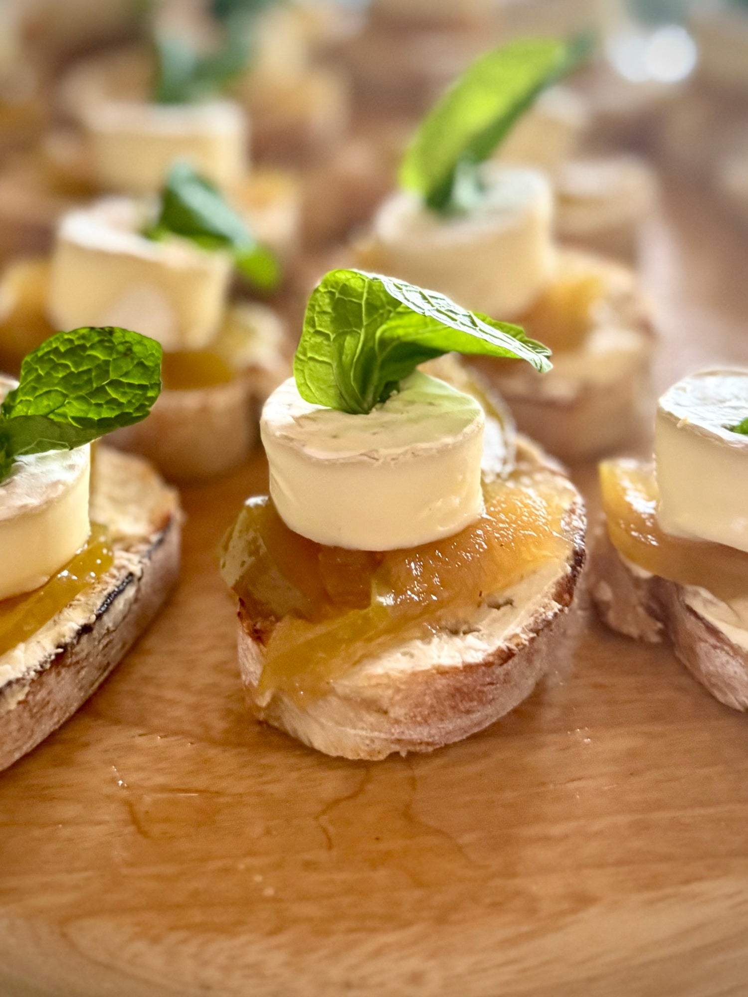 Tapa de queso Brie con manzana