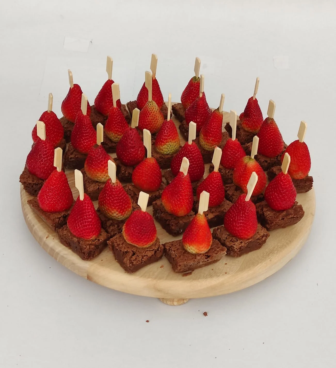 Tabla de brownie con fresas