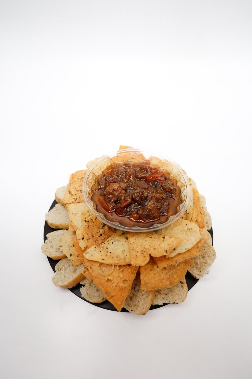 Antipasto de pimentones con hojitas crujientes