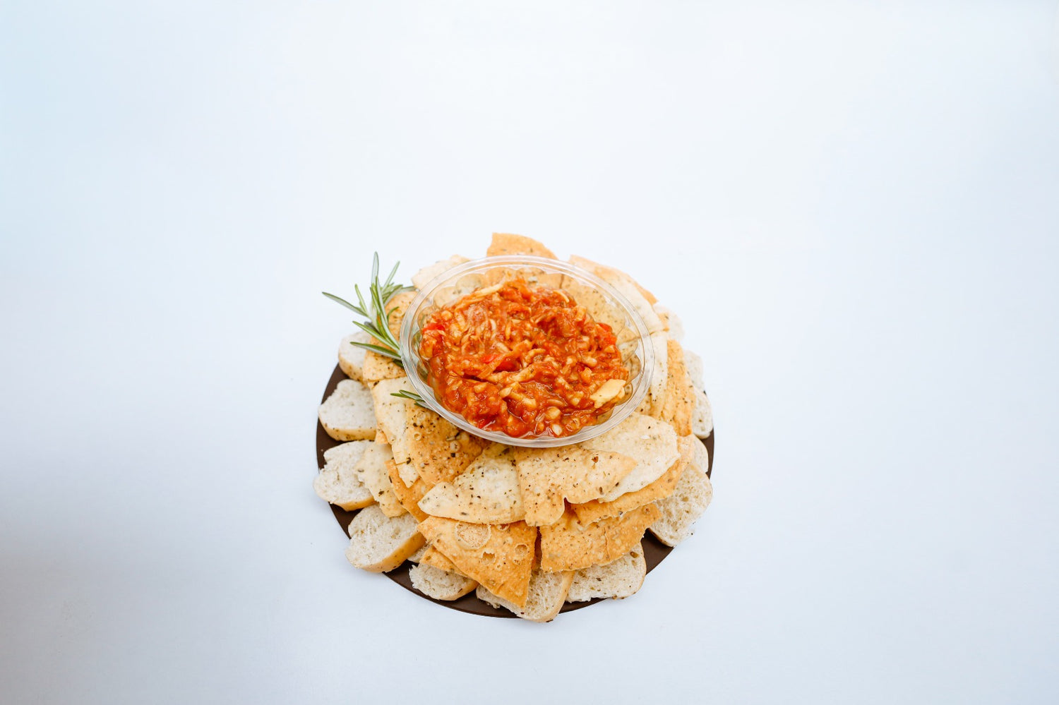 Ceviche de mango con hojitas crujientes